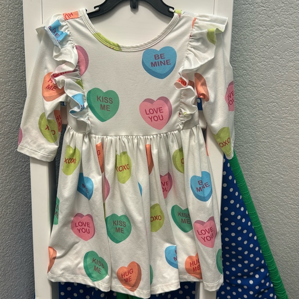 3T boutique valentines dress. Has sweetie hearts